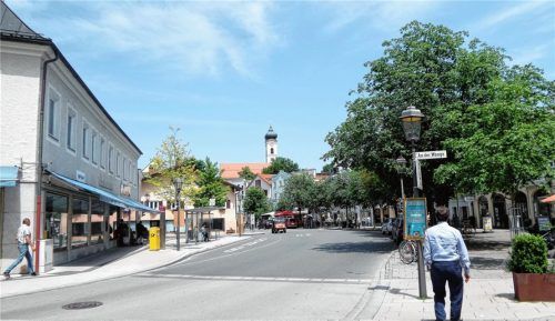 Das Flair der gesamten Kirchzeile sieht die Bürgerinitiative gefährdet, wenn links das Lichtspielhaus mit vier Geschossen und einem Penthouse errichtet würde. Foto  privat