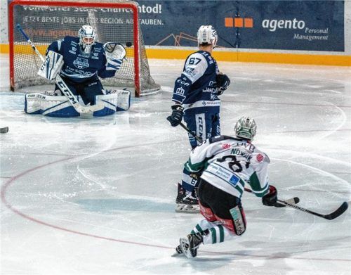 Das game winning goal: Verteidiger Andreas Nowak zog ab und traf hoch unter die Latte zum 2:1 für Rosenheim. Foto  Flemming