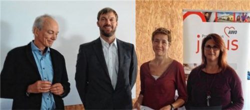 Das Gütesiegel für das AWO-Projektehaus hat Hans Schumacher (links) von der Landesarbeitsgemeinschaft Jugendsozialarbeit Bayern übergeben. Die Qualitätsmangement-Beauftragten Sandra Eigner (von rechts) und Martina Richwien sowie Einrichtungsleiter Markus Lutz freuten sich darüber. Foto  re