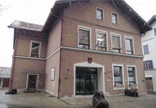 Das Neubeurer Rathaus – fast ein Symbol für die aktuelle triste Stimmung.Fotos riedl