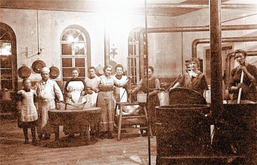 Das November-Blatt des Kalenders zeigt die Rosenheimer Volksküche im Mail-Keller, um das Jahr 1917. Foto Stadtarchiv