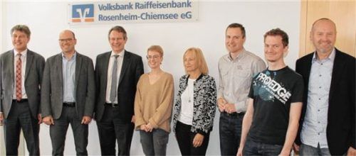 Das Organisationskomitee (von links): Rainer Obertshauser (Sparkasse), Prof. Dr. Dominikus Bücker, Christian Bürger (VR-Bank), Constanze Müller (Hochschule), Barbara Wittmann-Ginzel (Bayernenergie), Peter Heßner, Armin Schück (Landratsamt), Johann Objartel (Bayernenergie). Foto Reisner