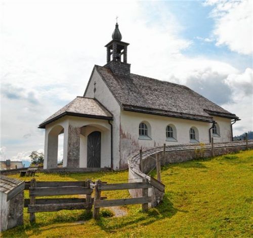 Das Sankt-Leonhard-Kircherl von Grafenherberg im Sudelfeldgebiet muss dringend saniert werden. Foto Lotter