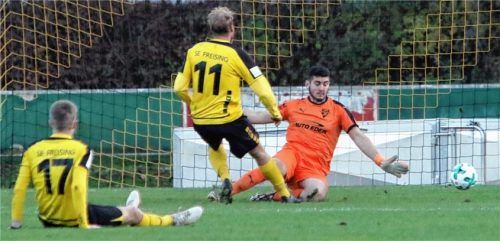 Das schau ich mir mal im Sitzen an: Florian Schmucker (links) beobachtet seinen Mitspieler Andreas Hohlenburger, der SBR-Keeper Mihajhlo Markovic zum 2:1 bezwingt. Foto  Fehrmann
