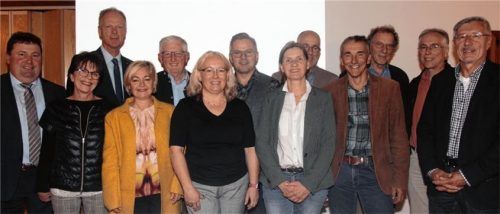 Das Vorstandsteam des Anna Hospizvereins mit Lorenz Kronberger, Bürgermeister von Polling, Helga Reichert, Kassenverwaltung, Peter Coellen, Vorsitzender, Ilona Brunner, Beisitzer, Thomas Kitzeder, stellvertretender Vorsitzender, Erika Koch, Geschäftsleitung, Josef Hell, Geschäftsführer, Sabine Brantner, Geschäftsleitung, Axel Horn, Beisitzer, Wilhelm Feckl, Bauplanung, Dr. Hans Dworzak, Ehrenvorsitzender, Martin Kuhn, Beisitzer, Reinhold Schneider, Hauseigentümer Annabrunn. Foto  mün