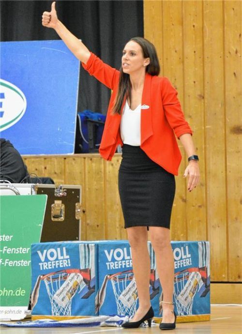 Daumen hoch für ihr Team: Wasserburgs Trainerin Sidney Parsons ist gerüstet für das Top-Spiel.Foto Hörndl