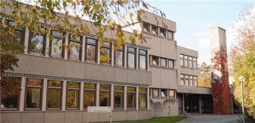 Der Altbau des Gymnasiums Waldkraiburg: 1970 zogen die ersten Klassen in das Gebäude ein, das damals noch Zweigstelle des Ruperti-Gymnasiums Mühldorf war.Foto  Grundner