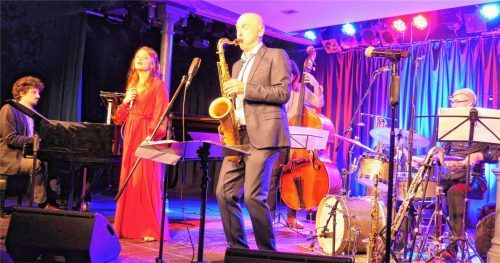 Der andere Blick auf die Volksmusik: Mit Josef Reßle am Klavier, Sängerin Marina Trost, Saxofonist Hugo Siegmeth, Andreas Kurz am Kontrabass und Bastian Jütte am Schlagzeug (von links). Foto vk
