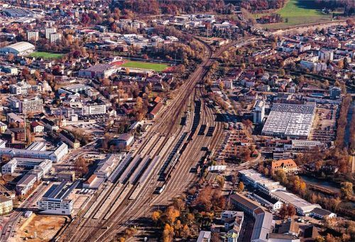 Der Bahnhof Rosenheim: wichtiger Verkehrsknotenpunkt. Einen weiteren Ausbau der Bestandsstrecke und Neubaugleise als Nordzulauf zum Brennerbasistunnel lehnt der Stadtrat jedoch ab. Foto Nitzsche