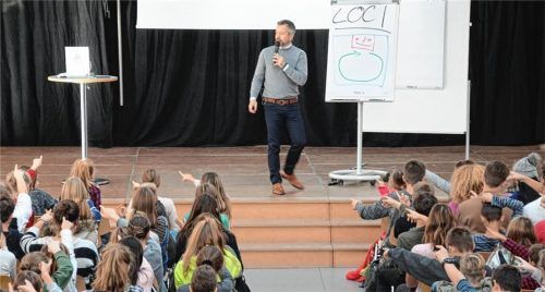 Der Gedächtnistrainer Markus Hofmann stellte bei Schülern und in der Abendveranstaltung vor Gästen verschiedene Lerntechniken vor. Mit Erfolg, wie ein abschließender Test zeigte.