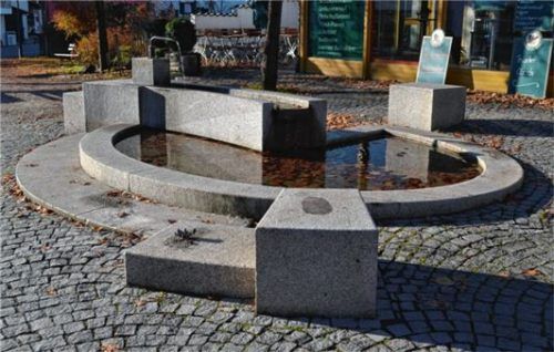 Der momentan verwaiste Dorfbrunnen.