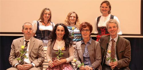 Der neue Vorstand und die Geschäftsführerinnen: Schatzmeister Hans-Peter Maier, Vorsitzende Christine Domek-Rußwurm, stellvertretende Vorsitzende Ulrike Plankl, stellvertretender Vorsitzender Felix Schwaller (vorne von links) sowie Geschäftsführerin Manuela Damköhler, Schriftführerin Eva Kose, Geschäftsführerin Brigitte Plank (hinten von links). Es fehlt stellvertretender Vorsitzender und Landrat Wolfgang Berthaler. Foto re