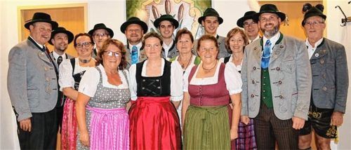 Der Vereinsausschuss mit Walter Weinzierl, Martin Denk, Claudia Beutl, Martin Sperl, Irmi und Werner Bednarsch, Irmi Fritz, Leonhard Sedlbauer, Annelies Weinzierl, Monika Singhammer, Lukas Blum, Andrea und Wolfgang Kellner, Michael Beutl, Sigmund Sperl (von links).Foto ww