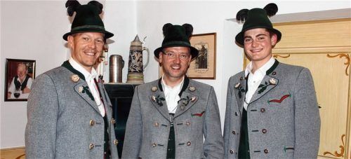 Der wiedergewählte Vorstand Claus Reiter (Mitte) mit den neugewählten Mitgliedern des Vereinsausschusses Franz Eder (links) und Mathias Reiserer.Foto H. reiter