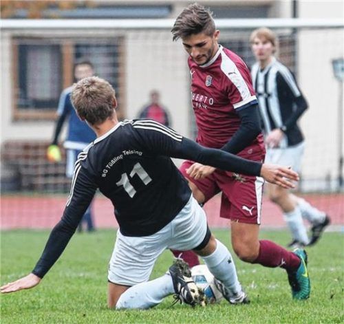 Der zweifache Torschütze Andreas Bernard von Tüßling-Teising stoppt den Kolbermoorer Cesare Ratti. Foto Zucker