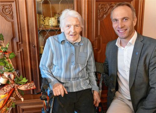 Die älteste Bürgerin Waldkraiburgs: Bürgermeister Robert Pötzsch gratulierte Hedwig Kellermann zum 103. Geburtstag. Foto  bac