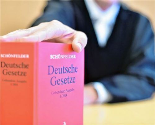 Mühsam beißt sich das Amtsgericht Mühldorf im Fall der blutigen Auseinandersetzung eine türkischen Gruppe, die verschwägert ist, durch die Verhandlungstage.Foto dpa