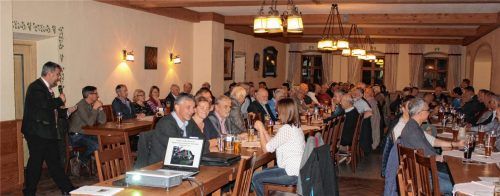 Die Bürgerversammlung der Gemeinde Flintsbach im Saal der Gaststätte Falkenstein war gut besucht. Die Zuhörer folgten aufmerksam den Ausführungen des Ersten Bürgermeisters Stefan Lederwascher (links).Foto stv