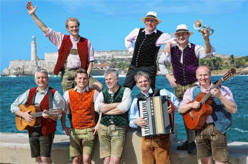 Die Cubaboarischen in ihrem Element: An der Strandpromenade von Havanna. Fotos re