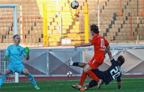 Die Entscheidung: Durch eine Bogenlampe von Bastian Kurz (FC Augsburg II) siegte Augsburg in der Schlussminute mit 2:1. Christoph Wallner und Torwart Mario Stockenreiter sahen in dieser Szene nicht gut aus. Fotos Krieger