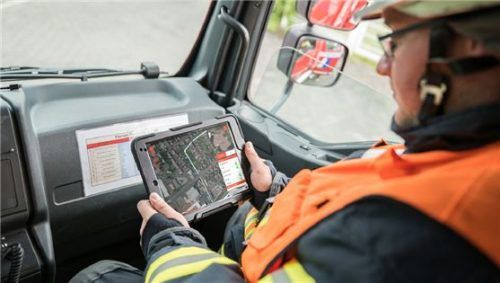 Die Feuerwehr kann mit dem iKAT (Infrastrukturkataster) mittels App und GPS die Einsatzstelle suchen und vorab schauen, wie liegen benachbarte Gebäude, wo sind die Hydranten oder etwa wie groß ist die Fläche eines Waldbrandes. Foto re