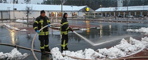 27. November 2018: Stundenlang waren die Feuerwehren bei der Arbeit, um den spiegelglatten Kundenparkplatz wieder begehbar zu machen.Fotos  Archiv/FIb