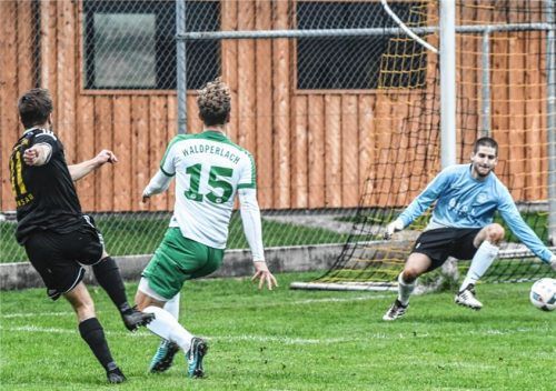 Die Führung in Waldperlach: Reichertsheims Max Wieser zog ab und erzielte das 1:0 beim 1:1-Remis. Foto  Wimmer