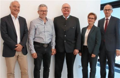Die Führungsriege: Stellvertretender Vorsitzender Christoph Maier-Gehring, Geschäftsführer Georg Vogl mit Vorgänger Franz Weideneder sowie die beiden Beisitzer Alexandra Frank-Klebe und Dr. Walter Müller (von links).Foto re