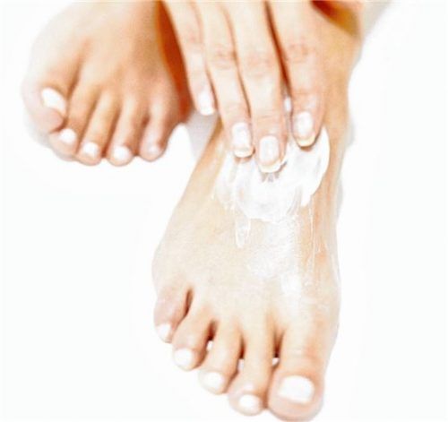 Die Füße dürfen bei der Körperpflege nicht vergessen werden. Foto djd/Styx Naturcosmetic