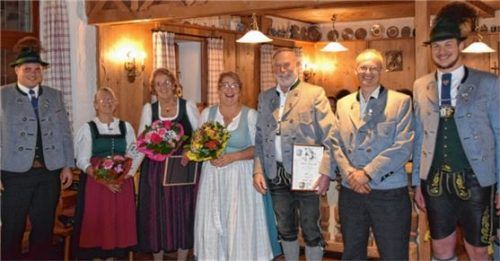 Die Geehrten mit dem Zweiten Vorsitzenden Andreas Buchauer (links) und dem Vorsitzenden Markus Ziegaus (rechts): Hilde Gstatter und Annelies Fischer (50 Jahre), Michaela Sagberger (25 Jahre), Sepp Astl (50 Jahre), Franz Ibele (25 Jahre), von links.Foto er