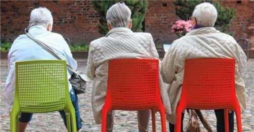 Die gesetzliche Rente allein reicht oft nicht, um den Lebensstandard zu halten. Foto dpa