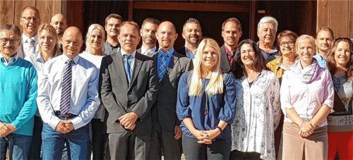 Die Gewählten: Der neue Bezirksgruppen-Vorsitzende Andreas Nominacher (vorne, Dritter von links) und seine Vorstandskollegen.  Foto re