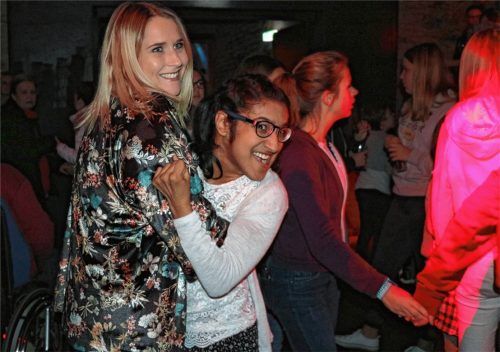 Die integrative Disco im Aschauer Eiskeller – für behinderte und nichtbehinderte junge Menschen ein Erlebnis. Foto Rehberg