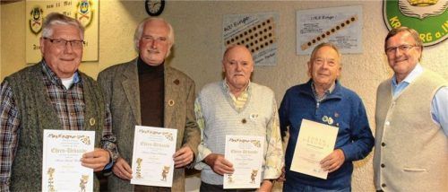 Die langjährigen Mitglieder Rudi Brandl (von links), Werner Obersteiner, Josef Bauer und Franz Wagner mit FSG-Schützenmeister Richard Wimmer.Foto  bac