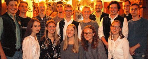 Die neue Führungsriege der Katholischen Landjugendbewegung Aising-Pang mit dem Vorsitzenden Adrian Stadler (oben, Dritter von rechts) und Valentina Koziolek (unten, Zweite von links) sowie Kaplan Mathias Klein-Heßling (Zweiter von rechts).