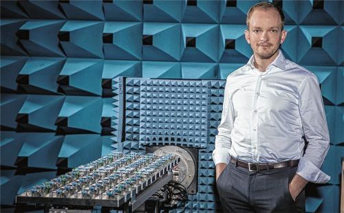 Die neue Generation: Anton Kathrein, Chef der Kathrein-Gruppe, in einer der Messkammern des Unternehmens. Neben ihm ist eine Mobilfunkantenne zu sehen. Derzeit setzt Kathrein insbesondere auf die 5G-Technologie. Sie soll dem Unternehmen eine stabile Zukunft bringen. Foto Kathrein Werke KG/obs