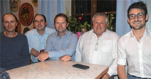 Die neue Vorstandschaft nimmt ihren scheidenden Vorstand in die Mitte: Hubert Wastlhuber, Manfred Weindl, Hans Haider, Sepp Langreiter und Manuel Schmidinger. Foto fim