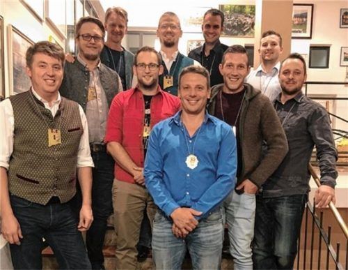Die neue Vorstandschaft von links: Michael Brunner, Johannes Mayer junior, Christian Schmid, Christian Stadler, Präsident Tobias Heinrich, Volker Engelmann, Martin Kraus, Markus Leitner junior und Stefan Reischl.Foto re