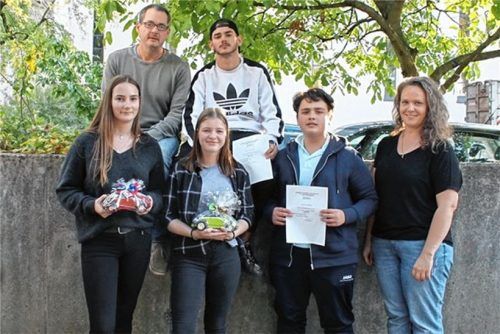 Die neuen Landkreisschülersprecher – hier mit den Verbindungslehrerkoordinatoren Christian Krieger (hinten links) und Gabriela Demmel (vorne rechts) kommen aus Rosenheim, Bad Aibling und Brannenburg. Foto re