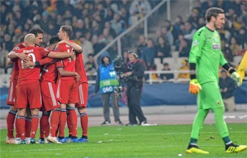 Die Spieler vom FC Bayern München jubeln nach dem Tor zum 2:0-Endstand in Athen durch Robert Lewandowski (verdeckt). Rechts Torwart Vassilis Barkas von Athen. Foto dpa