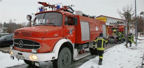 Die Waldkraiburger Feuerwehren hatten am Dienstagnachmittag und -abend viel zu tun. Allein am Parkplatz vor dem Lidl-Markt an der Teplitzer Straße waren über 30 Einsatzkräfte gefordert, um die spiegelglatte Fläche von der schmierigen Substanz zu reinigen.Fotos  fib
