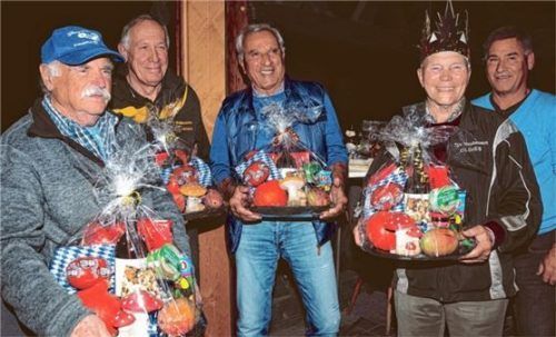 Dorfmeister 2018: Der Playboy-Club mit Turnierleiter Helmut Hutter (rechts).Foto Reischl-Zehentbauer