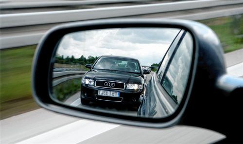 Drängler auf der Autobahn – wie hier auf diesem Symbolfoto – sind immer wieder ein Problem auf deutschen Autobahnen. Einem 20-jährigen Österreicher konnte dieses Fehlverhalten vor dem Amtsgericht Rosenheim aber nicht nachgewiesen werden. Foto dpa/Patrick Pleul