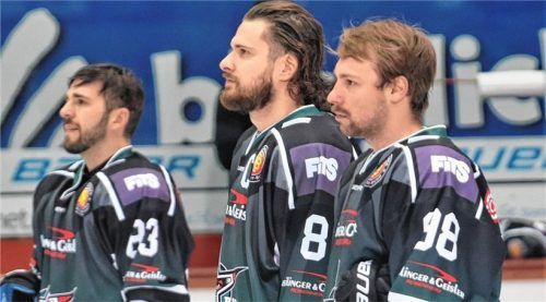 Drei Starbulls-Torschützen vom Wochenende (von links): Vitezslav Bilek traf zweimal, Tobias Draxinger erzielte sein erstes Saisontor und Verteidiger Maxi Vollmayer machte ebenfalls zwei „Kisten“. Foto  Ziegler