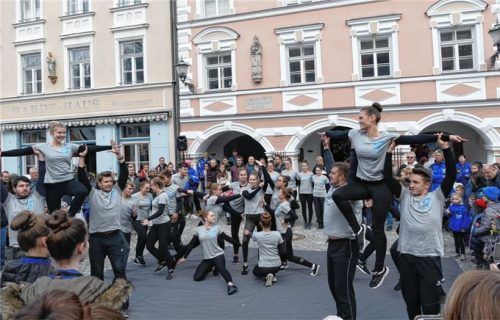 Bunt und vielfältig sind die Faschingsveranstaltungen in Kraiburg und Umgebung. Unser Bild zeigt die Narrengilde bei Faschingsauftakt am Marktplatz.Foto bac