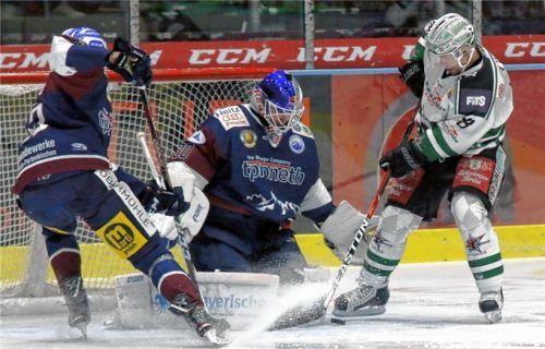 Dusan Frosch scheiterte zwar nach zehn Sekunden an Riessersees Keeper Daniel Fießinger, doch im letzten Drittel war Frosch mit zwei Toren der Matchwinner. Foto  Rabuser