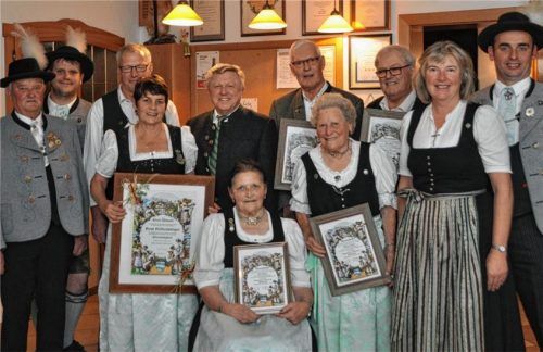 Ehrungen bei den „Immergrün“-Trachtlern: Hans Vogl, Erster Vorstand Andreas Rausch, Korbinian Holzweger, Rosi Höhensteiger, Franz Bergmann, Resi Lechner, Josef Dangl, Katharina Schaber, Georg Dangl, Elisabeth Loferer und Zweiter Vorstand Andreas Höhensteiger (von links).Foto re