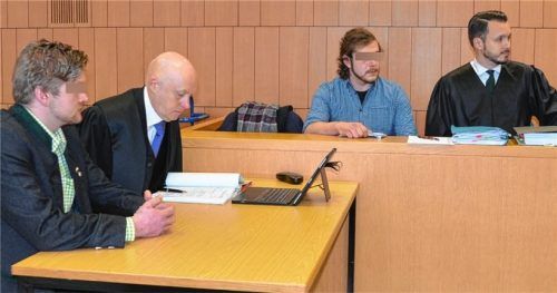 Ein 24 Jahre alter Spengler, hier mit Verteidiger Walter Holderle, und ein 21-jähriger Auszubildender mit Verteidiger Richard Rill zur Seite (von links) müssen sich vor dem Landgericht Traunstein wegen Anschlägen auf eine Asylbewerberunterkunft in Nußdorf verantworten.Foto Kretzmer-Diepold
