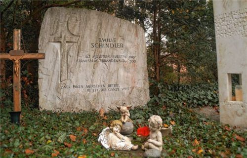 Ein Grabstein und eine Stele auf dem Waldfriedhof, wo Emilie Schindler im Oktober 2001 ihre letzte Ruhestätte fand, erinnern an die mutige Frau, die im Dritten Reich mit ihrem Mann über tausend jüdische Häftlinge vor dem sicheren Tod im Vernichtungslager bewahrte.Fotos  hg/dpa