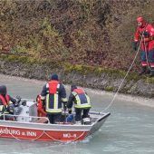 Auto im Kanal: Großeinsatz der Rettungskräfte